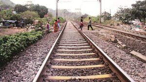 Railway News दिल्ली मुरादाबाद रेल मार्ग पर 25 को 13 घंटे तक प्रभावित रहेगा रेल यातायात symbolic photo of railway track