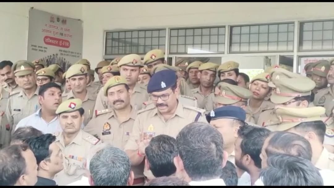 अधिवक्ताओं ने एसपी कार्यालय का घेराव कर किया प्रदर्शन, तहसील चौपला पर लगाया जाम, महिला अधिवक्ता के खिलाफ मुकदमा दर्ज होने का मामला Additional Superintendent of Police explaining to the advocates