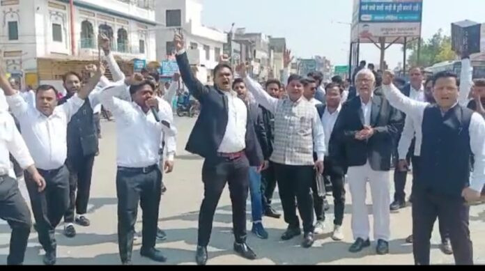 Advocates jamming Tehsil Chopla