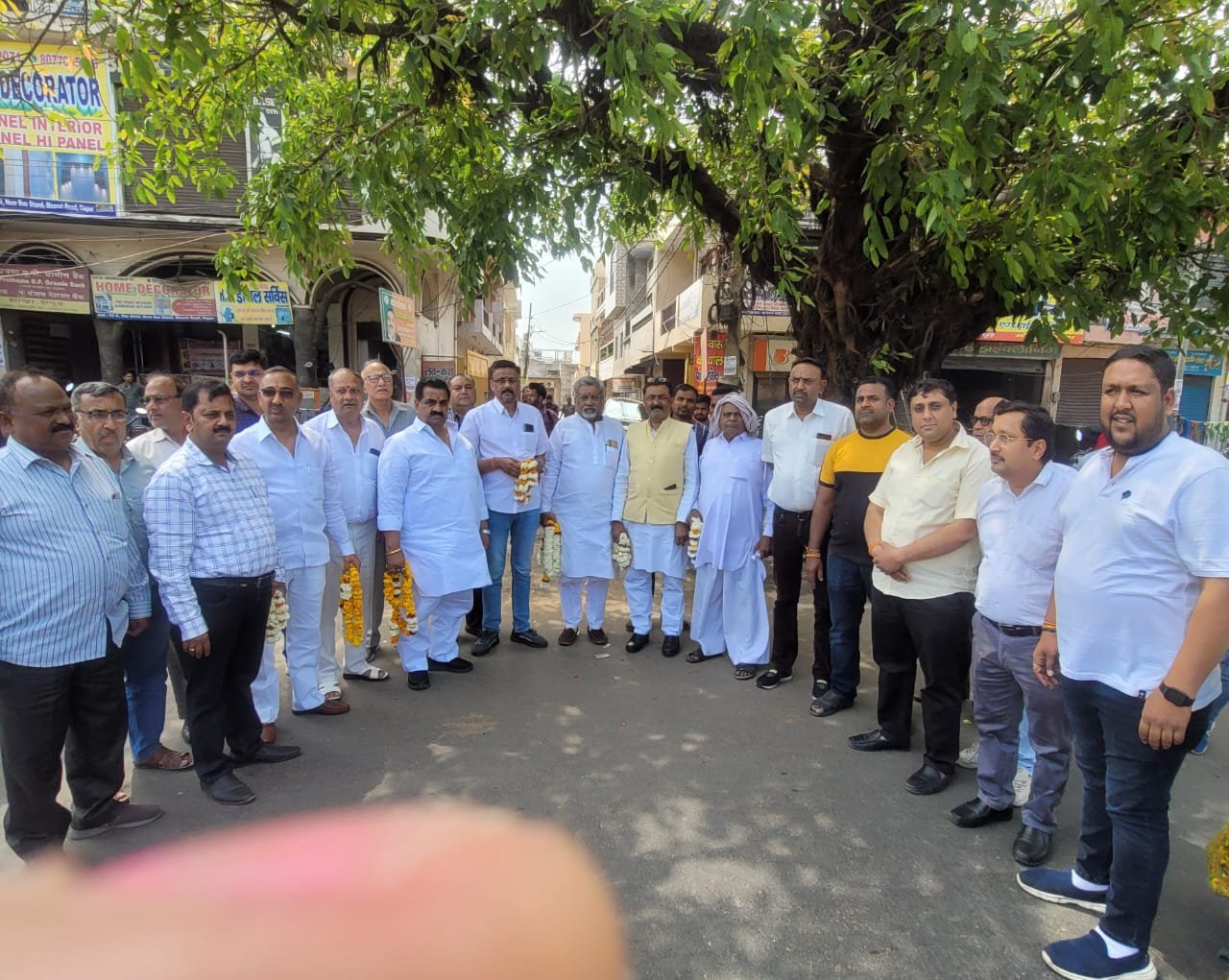 व्यापार मंडल की रथयात्रा का व्यापारियों ने किया जोरदार स्वागत, व्यापार मंडल मना रहा है स्वर्ण जयंती वर्ष 3 Business leaders arrived to welcome the rath yatra
