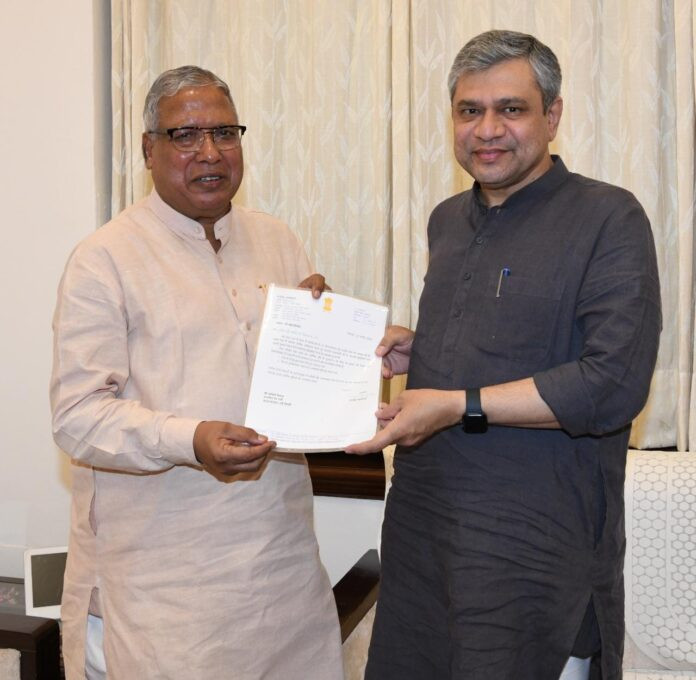 MP Rajendra Agarwal meets Railway Minister