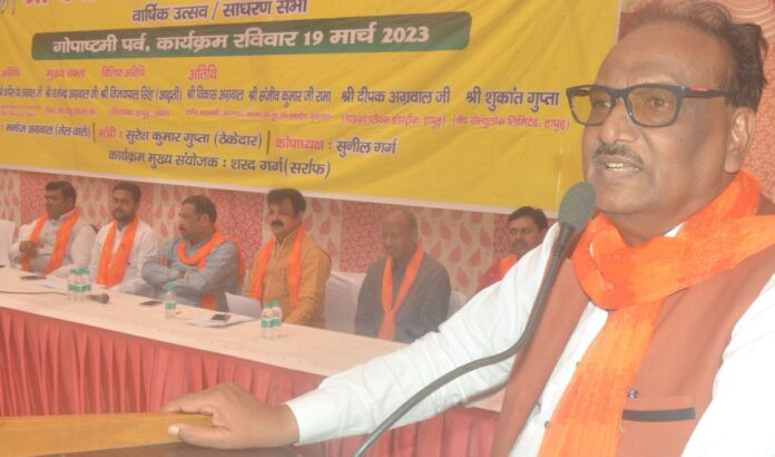 Minister Suresh Contractor addressing the general body meeting