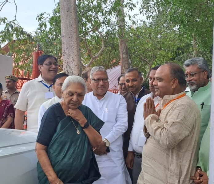 Office bearers and members of United Trade Board meet Governor Anandi Ben