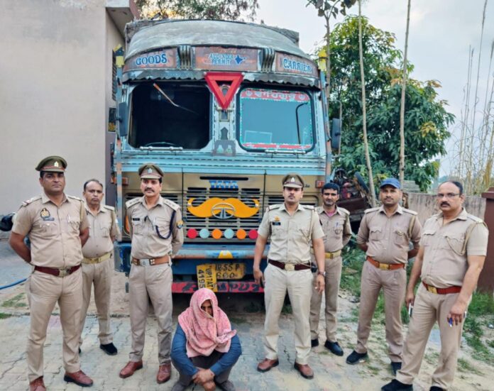 Pilkhuwa police team with liquor smuggling accused