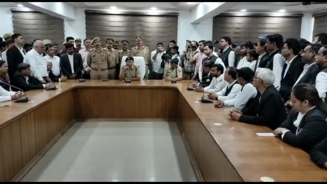अधिवक्ताओं ने एसपी कार्यालय का घेराव कर किया प्रदर्शन, तहसील चौपला पर लगाया जाम, महिला अधिवक्ता के खिलाफ मुकदमा दर्ज होने का मामला SP talking to advocates