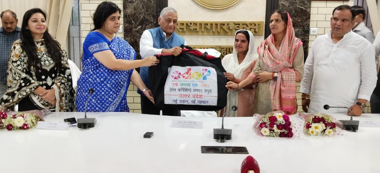 केंद्रीय राज्य मंत्री ने जनरल वी के सिंह ने वितरित किए 200 टूल किट, जिला मुख्यालय पहुंचे केंद्रीय मंत्री Union Minister of State General VK Singh distributing the tool kit