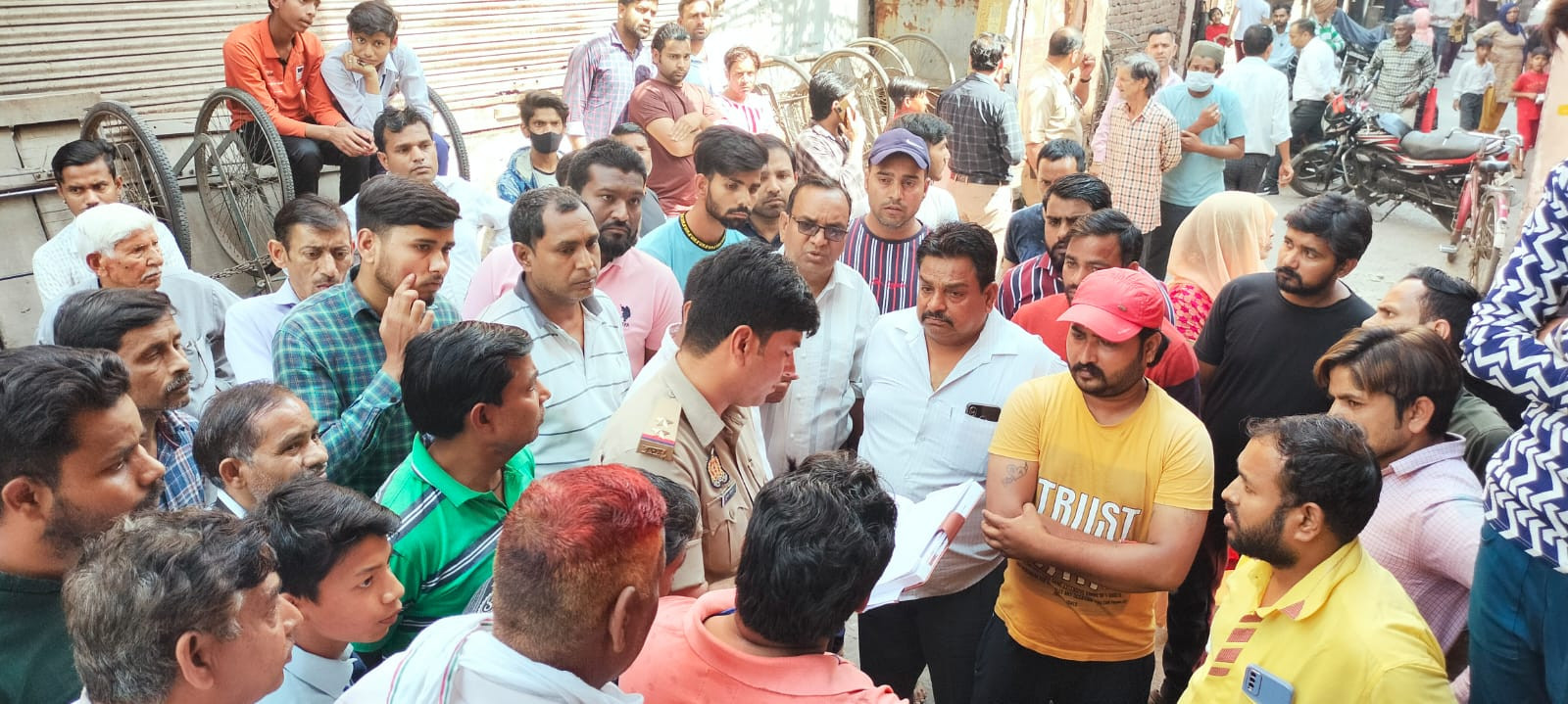 खाई मोहल्ले में छज्जे का मलवा गिरने से बच्चे की मौत 1 Crowd of people on the spot