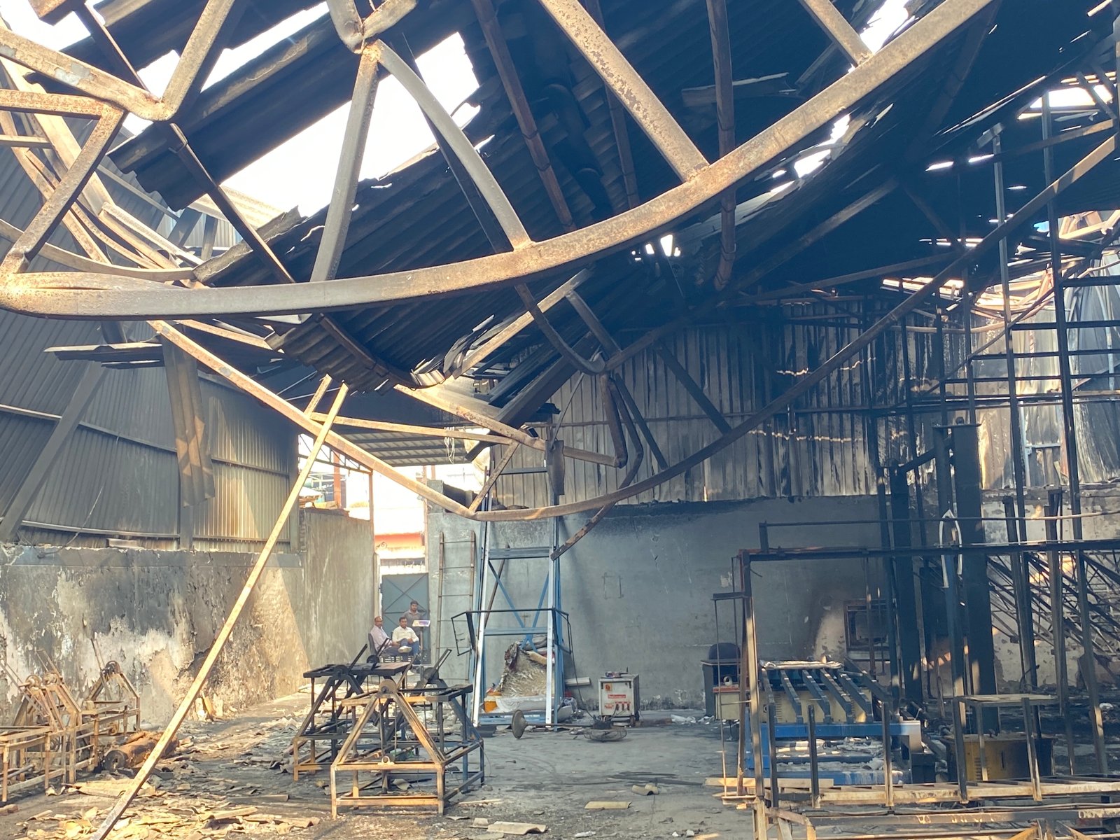 थर्माेकाॅल फैक्ट्री में लगी भीषण आग, करोड़ों का नुकसान goods burnt after fire in thermocol factory in dhaulana
