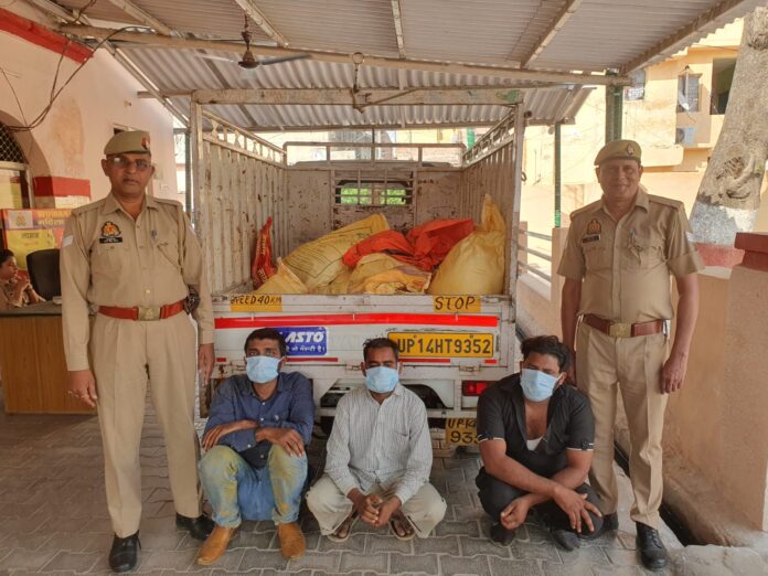 Accused caught by Pilkhuwa police
