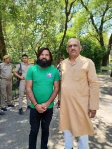आरिफ से 27 दिन बाद मिल सका Saras सारस, हर कोई पक्षी प्रेम देख हुआ भावुक Arif met Saras2
