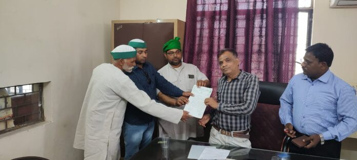 Bhakiyu workers giving memorandum regarding the problem of electricity