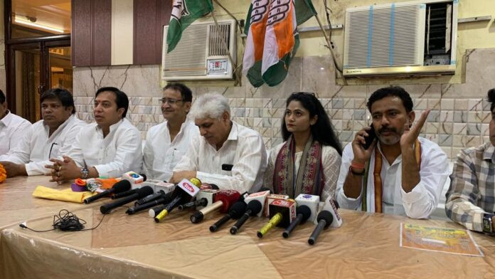 Congressmen giving information about Manvi Singh joining Congress