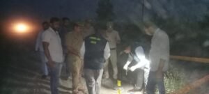 Encounter मुठभेड़ में 25 हजार का इनामी मिर्ची गैंग का सदस्य गिरफ्तार, हत्या के प्रयास के मामले में चल रहा था वांछित, पिलखुवा पुलिस को मिली सफलता Forensic team investigating the crime scene