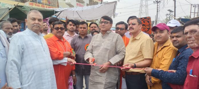 Inaugurating the procession of Ganga Janmotsav by cutting the ribbon