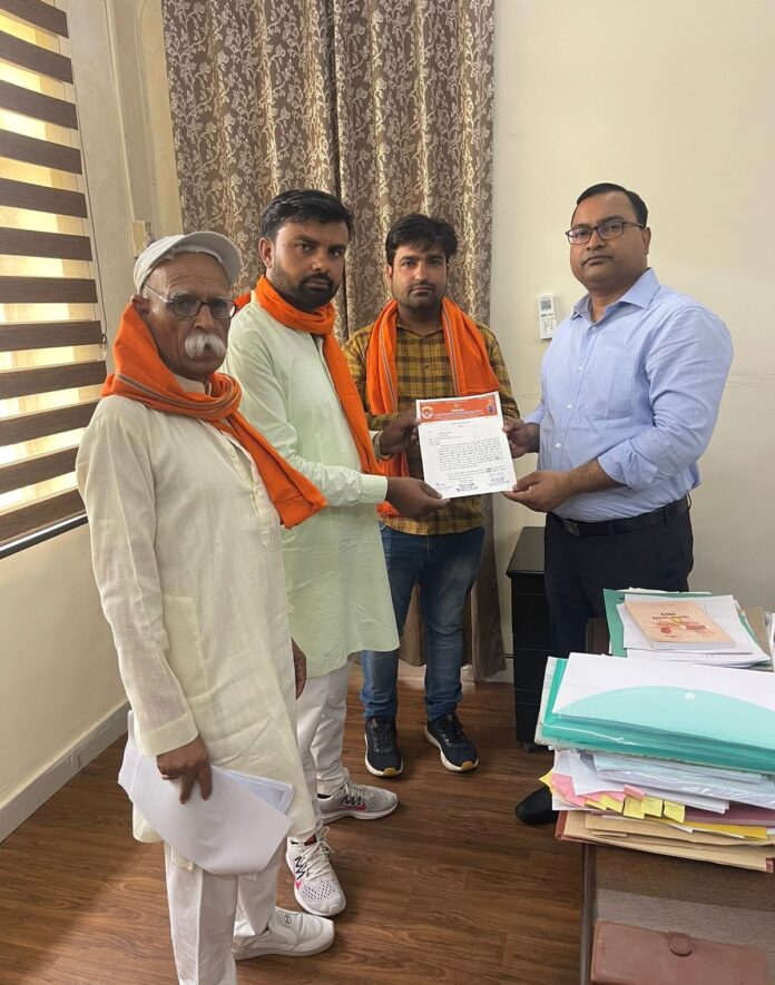 Members of the Indian Farmers Association delegation handing over the memorandum to the Additional District Magistrate