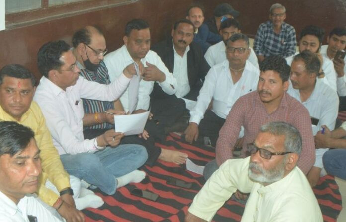 Officers and members of the Document Writers Association protesting