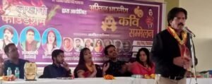 Poet Anil Vajpayee reciting poetry