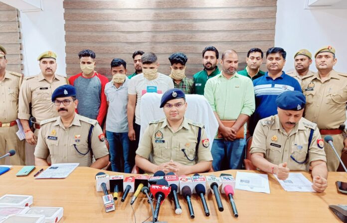 SP Abhishek Verma giving information about the arrested miscreants