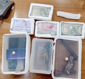 Crime news कलेक्शन एजेंट से लूटपाट करने वाले चार लुटेरे गिरफ्तार, 1. 63 लाख रुपये, मोबाइल, दो बाइक, अवैध हथियार बरामद, दो दिन में पुलिस ने किया वारदात का पर्दाफाश 1 Goods recovered from miscreants