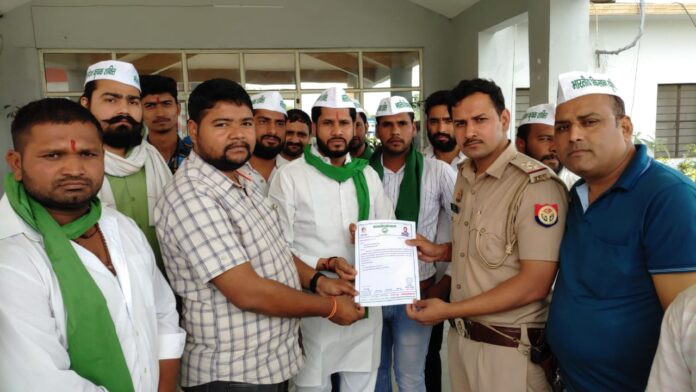 workers giving memorandum on toll