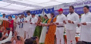 शपथ ग्रहणः गई शहर की सरकार : हापुड़ नगर पालिका अध्यक्ष पद पर पुष्पा देवी व 41 सभासदों ने ली शपथ