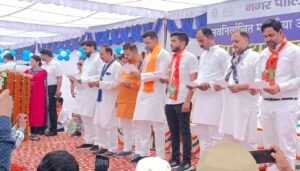 शपथ ग्रहणः गई शहर की सरकार : हापुड़ नगर पालिका अध्यक्ष पद पर पुष्पा देवी व 41 सभासदों ने ली शपथ