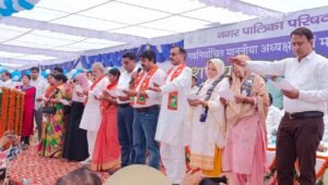 शपथ ग्रहणः गई शहर की सरकार : हापुड़ नगर पालिका अध्यक्ष पद पर पुष्पा देवी व 41 सभासदों ने ली शपथ