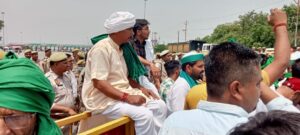 Hapur News: गाजीपुर दिल्ली कूच कर रहे किसानों को पुलिस ने छिजारसी टोल प्लाजा पर रोका गया, बड़ी संख्या में पुलिस व पीएसी के जवान तैनात Bhakiyu workers at Pilkhuwa toll 3