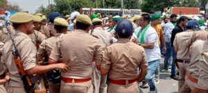 Hapur News: गाजीपुर दिल्ली कूच कर रहे किसानों को पुलिस ने छिजारसी टोल प्लाजा पर रोका गया, बड़ी संख्या में पुलिस व पीएसी के जवान तैनात Bhakiyu workers at Pilkhuwa toll 4