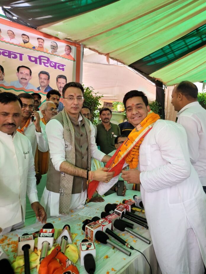 Cabinet minister Jatin Prasad welcoming Ayush Sharma by wearing a patka