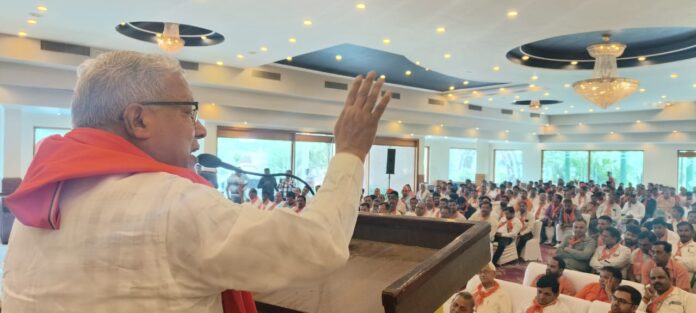 MP Rajendra Agarwal addressing BJP workers and office bearers