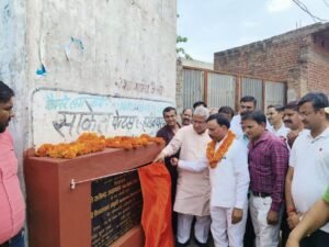 Hapur news 3. 72 करोड़ के विकास कार्य का सांसद, विधायक ने किया शिलान्यास 1 Mp rajendra agarwal and mla vijaypal aadhti laying the foundation stone of development works 1