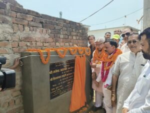 Hapur news 3. 72 करोड़ के विकास कार्य का सांसद, विधायक ने किया शिलान्यास 2 Mp rajendra agarwal and mla vijaypal aadhti laying the foundation stone of development works-3