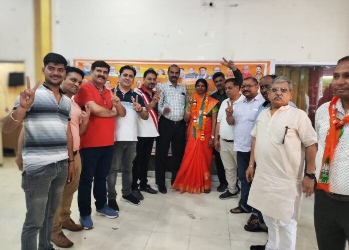 Office bearers and members of Hapur Chemist and Druggist Welfare Association with BJP candidate