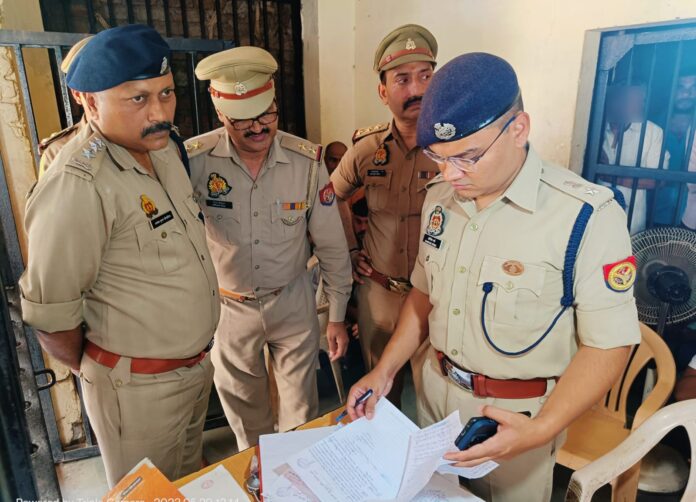 SP checking the security arrangements in the court