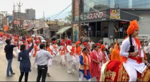 Hapur news:वीर शिवाजी महाराज के जीवन से प्रेरणा लेकर राष्ट्र, धर्म, संस्कृति की रक्षा करने का आह्वान 6 Showering flowers on the shaurya movement of durga vahini