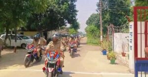 Hapur police: संकरी गलियों में एक कॉल पर पहुंचेगी पुलिस की लेपर्ड बाइक 1 Policemen on bikes leaving