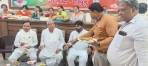 Hapur News:टिफिन बैठक का उद्देश्य हमारे विचारों का आदान-प्रदान भी अपने अपने परिवार तक पहुंचे:सांसद MP, MLA and District President having food in tiffin meeting