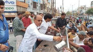 Hapur news राहुल गांधी के 53 वें जन्मदिन पर कांग्रेसियों ने बांटा "मोहब्बत का शर्बत" 1 Distributing sherbet on rahul gandhi's birthday