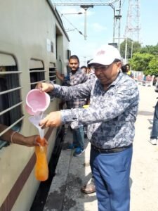 Water service जल सेवा कर बुझाई रेल यात्रियों की प्यास