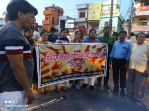 Hapur news मणिपुर कांड के विरोध में कांग्रेसियों ने निकाला कैंडल मार्च