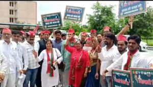 Hapur newsसपाईयों ने जिला मुख्यालय पर किया प्रदर्शन, राष्ट्रपति को संबोधित ज्ञापन सौंपा