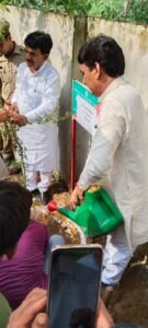 Hapur news प्रभारी मंत्री कपिल देव अग्रवाल ग्राम रामपुर इनायतपुर पहुंचे, गंगा के बढ़ते जलस्तर को लेकर की समीक्षा