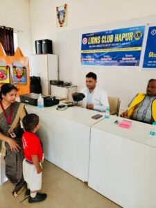 Hapur news लायंस क्लब ने लगाया नेत्र जांच शिविर, बच्चों की आंखों की हुई जांच
