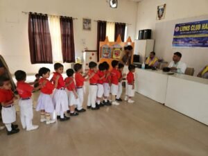 Hapur news लायंस क्लब ने लगाया नेत्र जांच शिविर, बच्चों की आंखों की हुई जांच