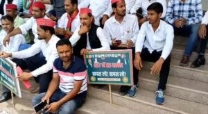 Hapur newsसपाईयों ने जिला मुख्यालय पर किया प्रदर्शन, राष्ट्रपति को संबोधित ज्ञापन सौंपा
