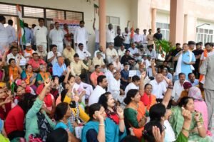 Hapur news जनसंख्या नियंत्रण कानून की मांग को लेकर रैली निकाली,धरना प्रदर्शन कर सौंपा ज्ञापन 12 Hapur news जनसंख्या नियंत्रण कानून की मांग को लेकर रैली निकाली,धरना प्रदर्शन कर सौंपा ज्ञापन