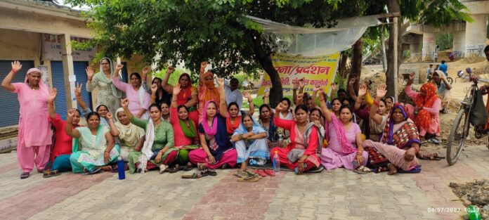 Colony residents protesting against the underpass