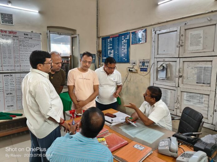 Members of Alliance Club demanding railway officials to open toilets