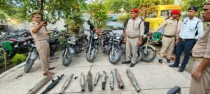 Hapur Newsआपरेशन पटाखा अभियानः यातायात पुलिस का चला चाबुक,32 बुलेट के बदलवाए साइलेंसर